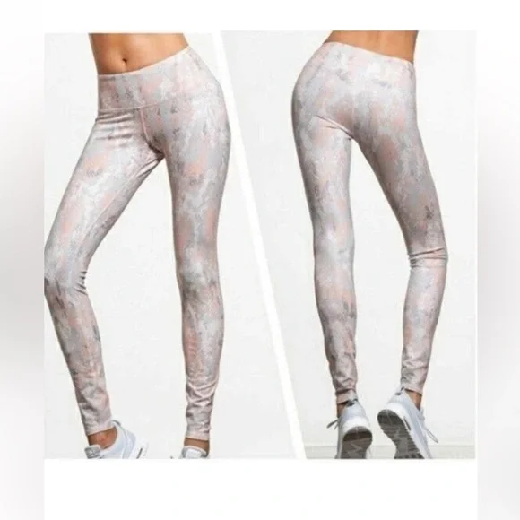 ALO Yoga Leggings - Picture 3 of 9